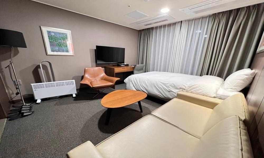 Raonstay In Perla Hotel チンジュ エクステリア 写真